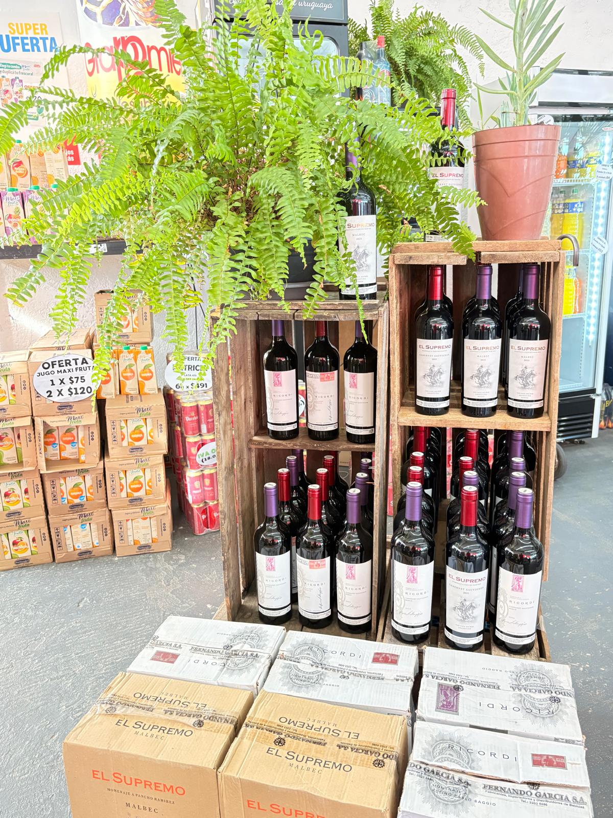 Exhibición de vinos en botelleros de madera en Súper Brandzen